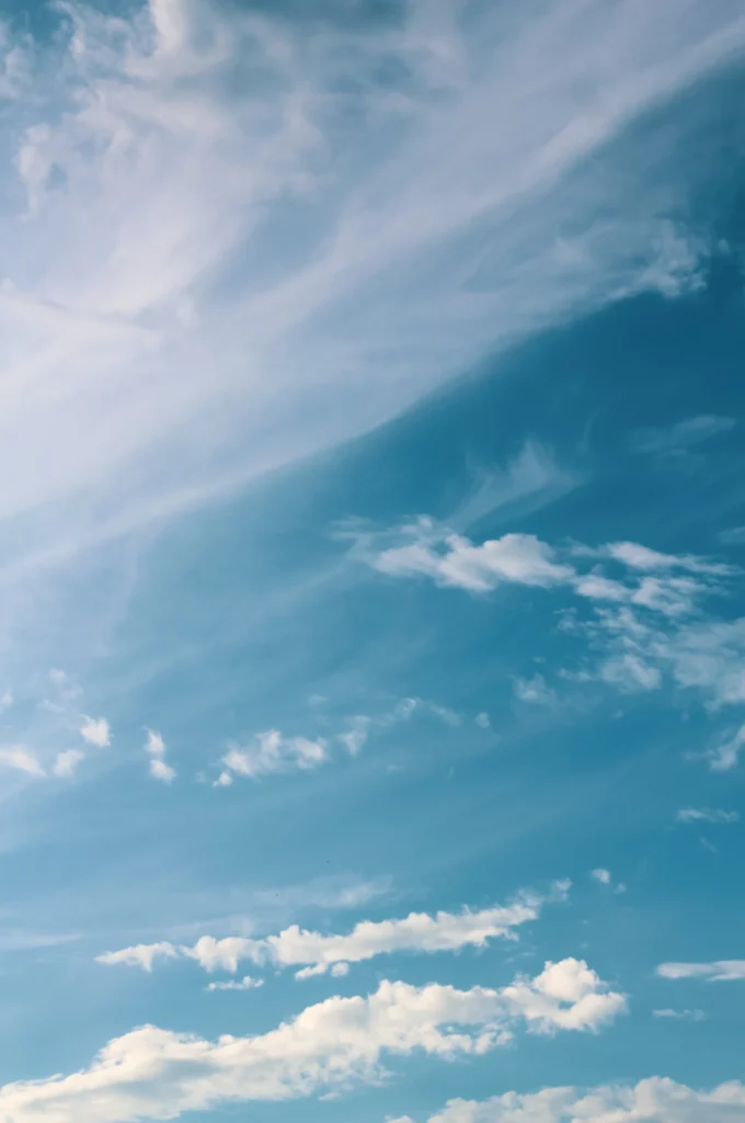 Ciel bleu avec quelques beaux nuages