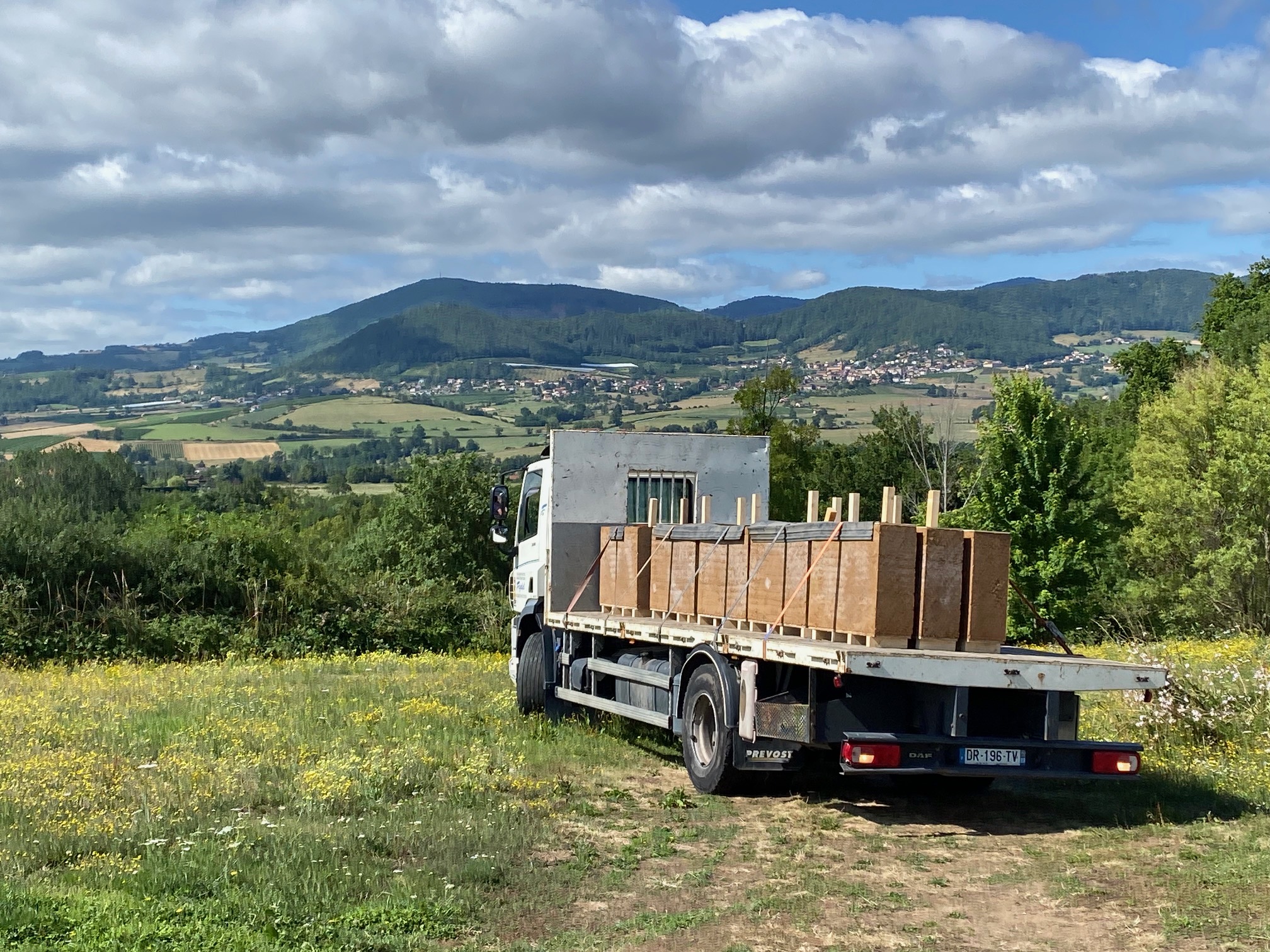 Camion en pleine nature transportant des blocs de pisé pour les livrer sur chantier