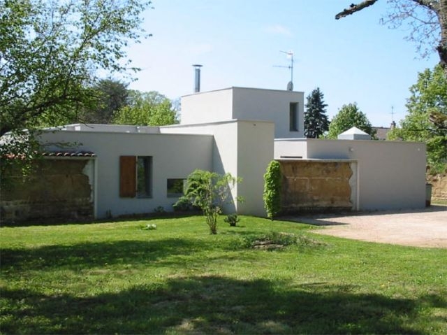 maison en béton avec mur en pisé