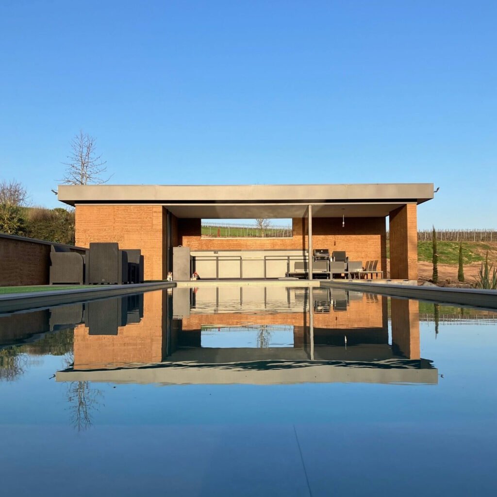 Pool House Girin